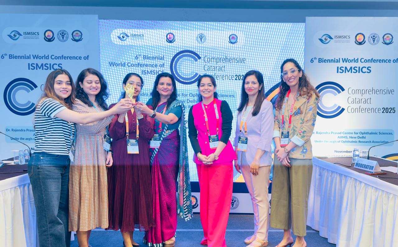 Dr Jeenu Priya Tyagi receiving award at ISMSICS Comprehensive Cataract Conference New Delhi